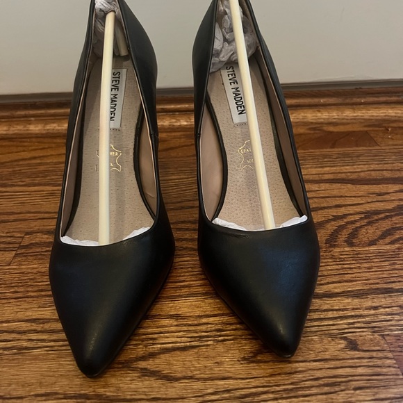 Steve Madden. Black. Patent leather. Pointy toe. - Picture 3 of 5